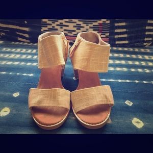 TOMS beige/gold high-heeled sandals - 7.5